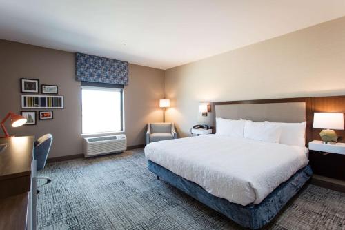 圣乔治Hampton Inn & Suites St. George的一间设有大床和窗户的酒店客房