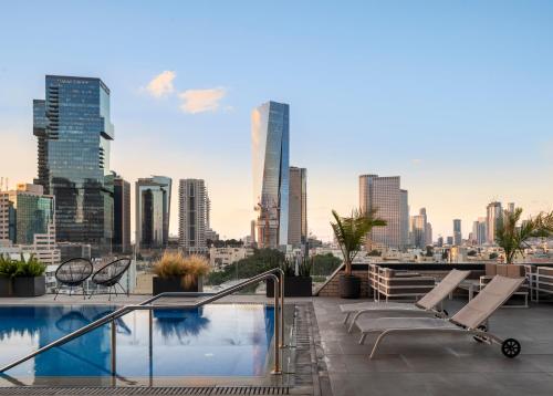 特拉维夫Jo Shtibel Tel-Aviv的阳台设有游泳池和城市天际线