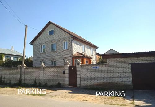 尼古拉耶夫Guest House in Mykolaiv的砖墙房屋和车库