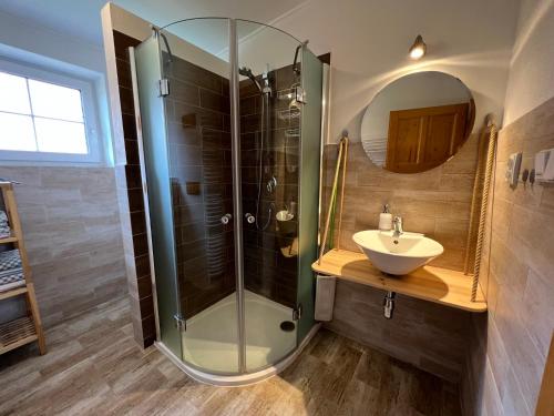 卡什佩尔斯凯霍里Apartment Brusinka的一间带玻璃淋浴和水槽的浴室