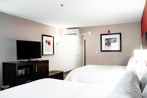 里士满里士满葛兰赛德汉普顿套房酒店的酒店客房设有两张床和一台平面电视。