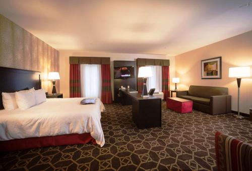 摩根堡摩根堡汉普顿酒店的酒店客房,配有床和沙发