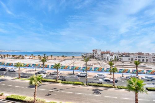 阿加迪尔Duplex Agadir Skyline for 4 or 5 px的享有棕榈树停车场和大海的景致