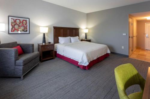 沙科皮明尼阿波利斯汉普顿酒店/沙科皮的配有一张床和一把椅子的酒店客房