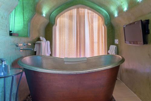阿尔伯克基安达卢西亚酒店的带窗户的浴室内的大木浴缸