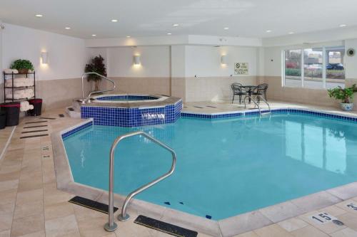 杰斐逊城杰斐逊城逸林酒店的在酒店房间的一个大型游泳池