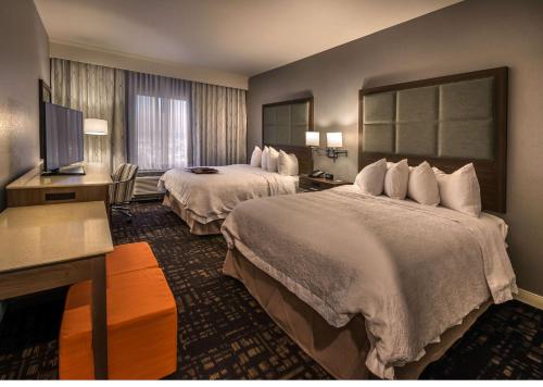 里诺内华达里诺西汉普顿套房酒店 的酒店客房设有两张床和一台平面电视。