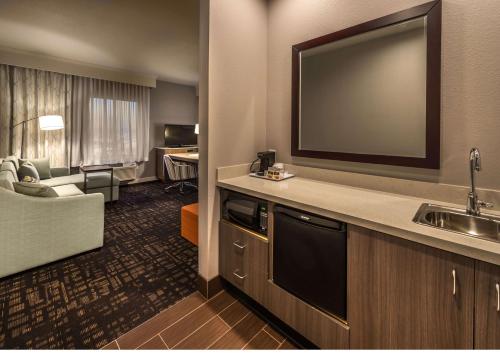 里诺内华达里诺西汉普顿套房酒店 的酒店客房设有电视和客厅。