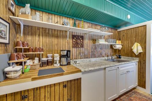 乔普林Charming Converted Railcar Studio in Joplin!的一间带木墙、水槽和柜台的厨房