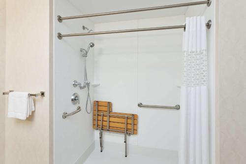 塞尼卡福尔斯塞内卡瀑布汉普顿酒店的浴室里设有黄色椅子和淋浴