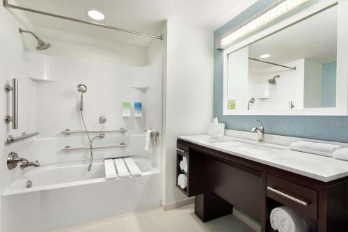 米德尔敦米德尔敦希尔顿欣庭套房酒店的带浴缸、水槽和镜子的浴室