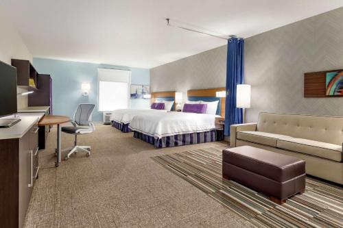 米德尔敦米德尔敦希尔顿欣庭套房酒店的配有一张床和一张书桌的酒店客房