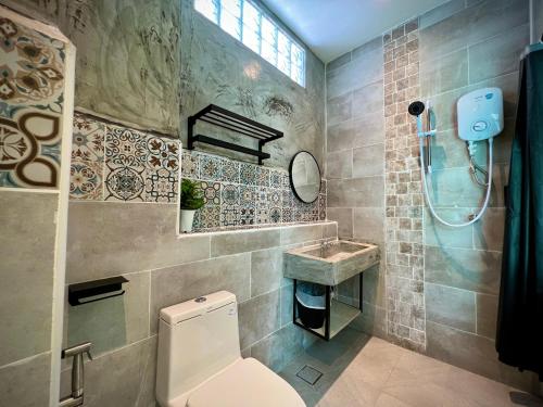 怡保DoSomething Guest House 5的一间带卫生间和水槽的浴室