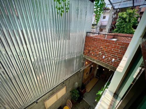 怡保DoSomething Guest House 5的金属墙建筑的顶部景观