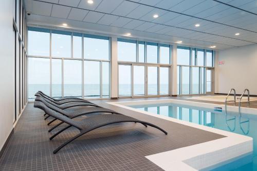 马塔讷里奥特尔马塔讷酒店的一座建筑物内一个带长椅的游泳池