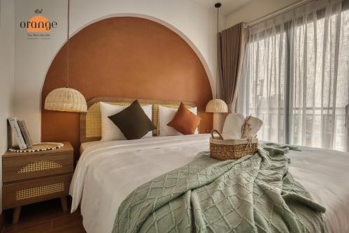 河内iRest Orange Tay Ho Lakeside Apartment的一间卧室设有一张大床和一个大窗户