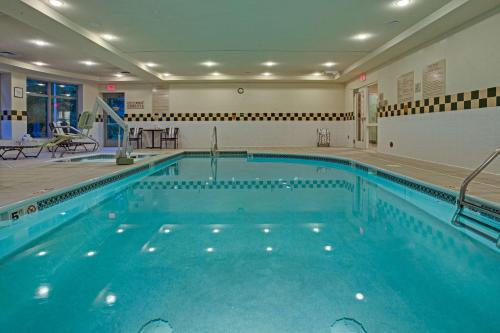 费尔维尤帕克克利夫兰机场希尔顿花园旅馆的大楼内一个蓝色的大型游泳池