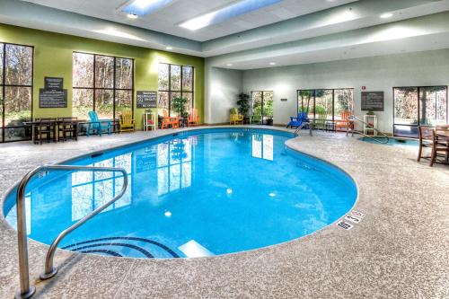 Jacktown马里昂希尔顿欢朋酒店的在酒店房间的一个大型游泳池