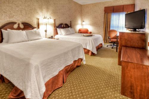 Jacktown马里昂希尔顿欢朋酒店的酒店客房设有两张床和一台平面电视。