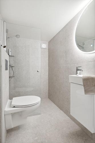 斯塔万格Apartment in Stavanger的白色的浴室设有卫生间和水槽。