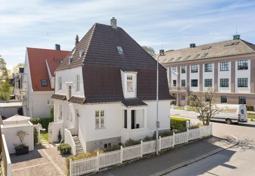 斯塔万格Apartment in Stavanger的白色房子,有棕色的屋顶