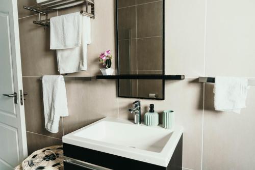 约翰内斯堡Sizakele Stays的浴室设有白色水槽和镜子