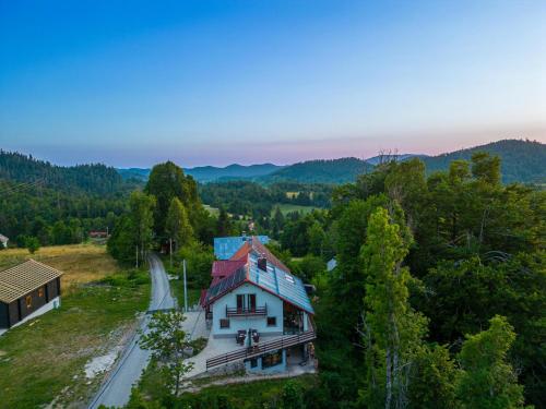 弗济内Mountain Escape house with indoor pool的蓝色屋顶房屋的空中景致