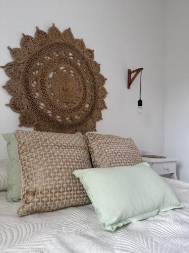 卡兰博希Sa Caseta d'Artrutx的一张带枕头的床和装饰床头板