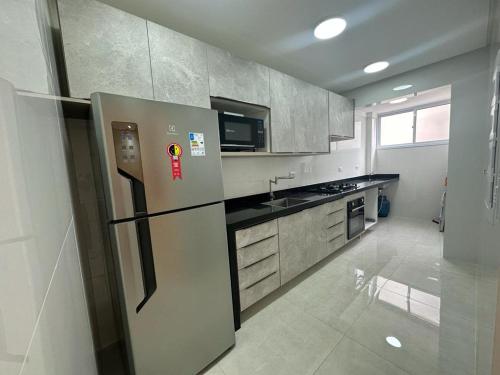 瓜鲁雅Refúgio Costeiro的厨房配有不锈钢冰箱。
