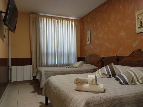 图皮萨Mitru Express Tupiza的酒店客房,配有两张带毛巾的床