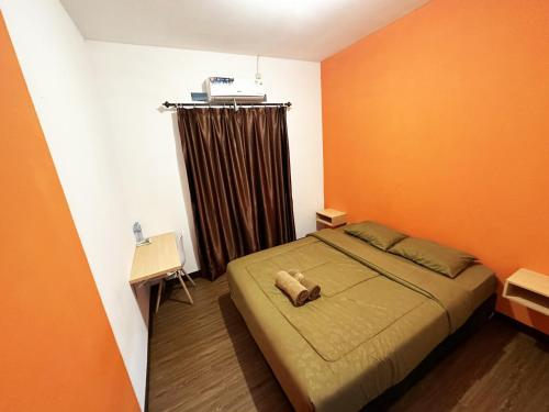 万隆Casa Feby Guest House的一间卧室配有床和棕色窗帘