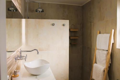 卡尔帕索斯Akropolis Village Complex of Luxury Residence的浴室配有白色水槽和淋浴。