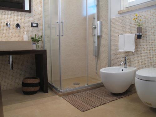 马蒂诺索斯塔阿波南特B&B酒店的带淋浴、卫生间和盥洗盆的浴室