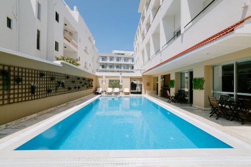 科斯镇Zephyros Hotel的一座建筑物中央的游泳池