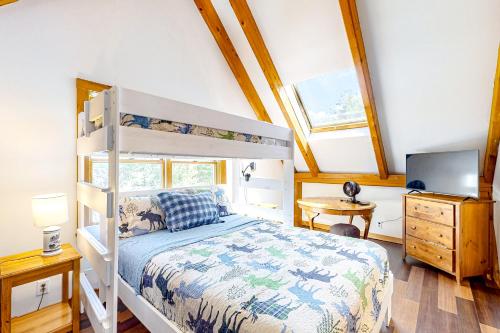 Owls HeadCabin in the Woods的一间卧室配有双层床和电视。
