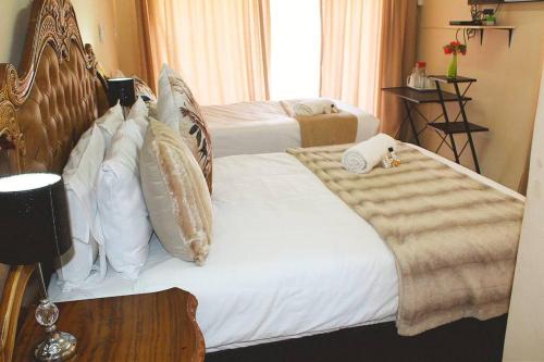 伯格斯堡Sheeroh's Place的一间卧室配有带白色床单和枕头的床。