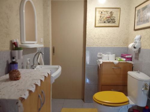 AgriovótanonEloise的浴室设有黄色卫生间和水槽。