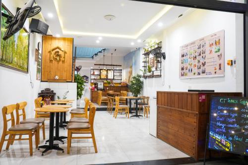 岘港CT HomeStay Da Nang的餐厅设有桌椅,墙上有菜单