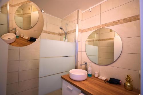 亚眠Amiens Chic - Baby Foot&Élégance的浴室设有两面镜子和盥洗盆