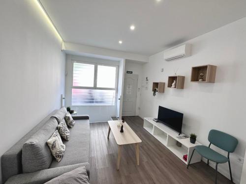 马德里Loft Moderno en Madrid的带沙发和电视的客厅