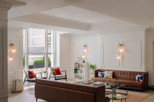伦敦Sonder The Henry的客厅配有沙发和桌子