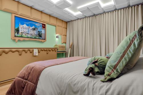 格拉玛多Chocoland Hotel Gramado soft opening的一间卧室配有一张大象铺在床上的床