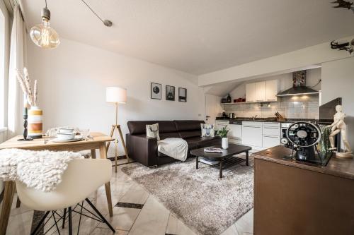 奇勒谷地哈特VIEW4TWO / Chalet-Apartment Zillertal的客厅配有沙发和桌子