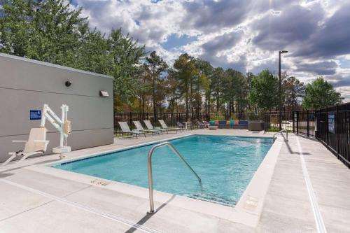 阿什兰Tru By Hilton Ashland, Va的一个带躺椅的游泳池