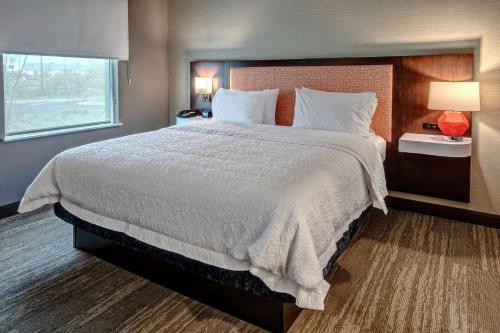 库尔佩珀Hampton Inn & Suites Culpeper的一间卧室设有一张大床和一个窗户。