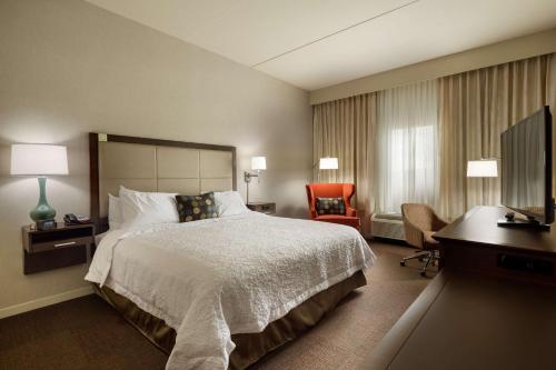 莫里斯敦田纳西州莫里斯敦81号州际公路汉普顿酒店的酒店客房设有一张大床和一张书桌。