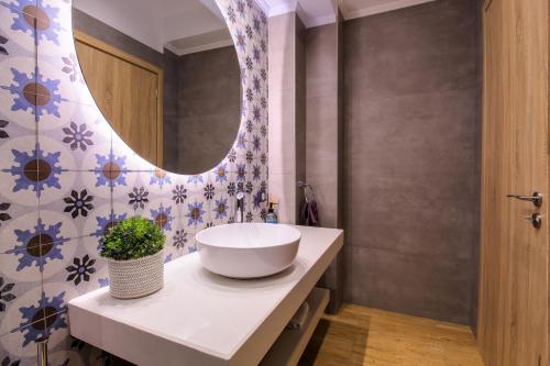 罗希姆诺Elysian Rose Residence的一间带水槽和镜子的浴室
