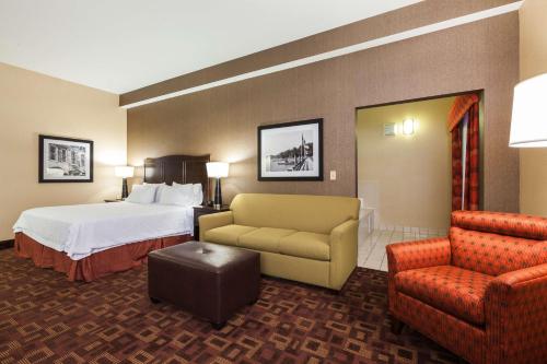 埃尔克顿艾克顿希尔顿恒庭酒店的酒店客房配有床、沙发和椅子