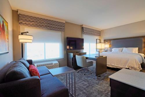 拉伯克Hampton Inn & Suites Lubbock University, Tx的酒店客房,配有床和沙发