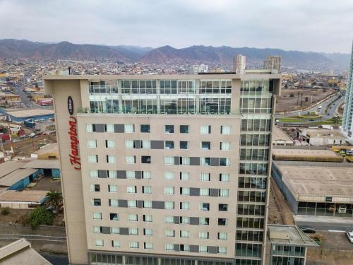 安托法加斯塔Hampton By Hilton Antofagasta的享有酒店总部的景色